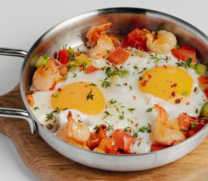 Яичница с креветками на сковородке